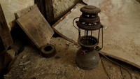 Beberapa benda peninggalan ditemukan di terowongan ini. Seperti lampu minyak yang bentuknya familiar ini. Karena lama diabaikan, kerak dan karat tampak menyelimuti benda-benda ini (Darrin Zammit Lupi/Reuters)