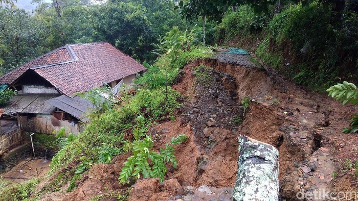 Longsor Kembali Terjang Garut Selatan