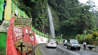 Pemerintah Sumbar berencana akan membangun plaza dan merekonstruksi kawasan wisata Lembah Anai dalam rangka meningkatkan nilai ekonomi dan wisata Sumbar. Rencana ini pun menjadi sorotan dari WALHI Sumbar.  Randy/detikTravel