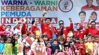 Ketua Umum DPP Taruna Merah Putih Maruarar Sirait memberikan orasinya sebagai penyambung lidah kepada masyarakat perihal pemerataan kesejahteraan yang dilakukan oleh Presiden Jokowi mulai dari pemberian Kartu Indonesia Sehat dan Kartu Indonesia Pintar yang menjadi salah satu cara mengurangi angka kemiskinan di Indonesia. Foto: dok. Taruna Merah Putih
