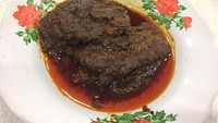 Rendang khas Minang ini memang jadi favorit banyak orang. Daging yang dimasak dengan rempah dan santan ini punya tekstur yang kering. Sehingga cocok dinikmati dengan nasi hangat. Foto: Istimewa