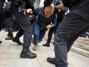 Referendum Catalonia Ricuh, Polisi Tembakkan Peluru Karet