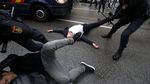 Rusuh di Barcelona, Warga Catalonia Diseret Polisi
