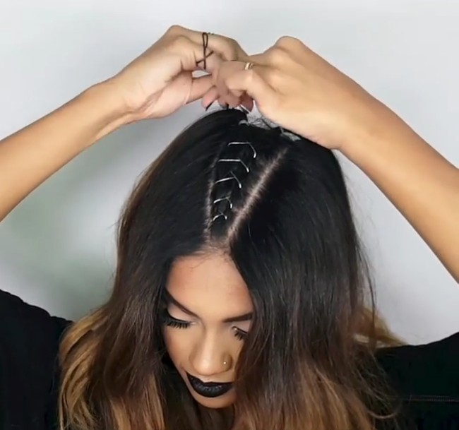 Kepang korset juga sempat tren. Caranya rambut Anda diikat dengan tali yang akan dibentuk layaknya ikatan pada korset. Ariba Pervaiz melalui akun instagramnya membagikan cara untuk mengikat rambut dengan model Corset Braids. Foto: Dok. Instagram