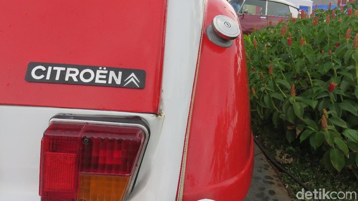 Setelah disuntik mati pada 1990 lalu, peminat mobil Citroen 2CV masih sangat tinggi. Namun sangat disayangkan, seiring berkembangnya zaman, kini populasi mobil ikonik dari Perancis itu sangatlah langka. Bahkan di Indonesia sendiri, keberadaannya tidak lebih dari 10 unit.