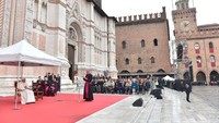 Saat berkunjung ke Bologna, Paus juga menghadiri pertemuan dengan perwakilan dunia kerja di Alun-alun Maggiore (Dok. Osservatore Romano/Handout via Reuters)