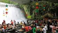 Ada hiasan-hiasan juga di langit restoran supaya tampak lebih cantik. Foto: Istimewa