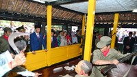 Jokowi juga sempat melihat diorama yang ada di museum tersebut. 