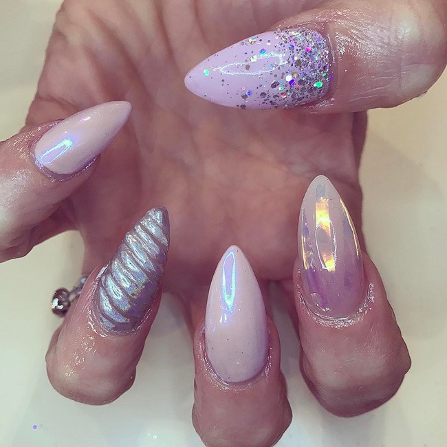 Unicorn nails belakangan ini menjadi sangat popular hingga dijadikan sebagai model cat rambut hingga model untuk riasan kuku. Foto: Dok. Instagram