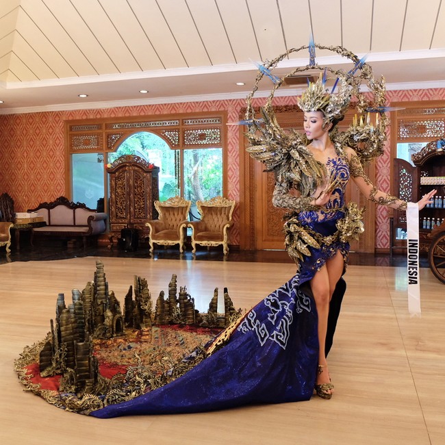 Tentu juga tampak detail di balik punggung Dea Rizkita yang sangat rumit, detail, dan fantastis. (Dok. Instagram @morphaciobodyart)