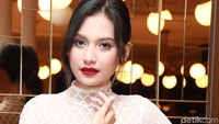Penampilan Indah Permatasari saat hadir dalam peluncuran film Jomblo di kawasan Kemang, Jakarta Selatan. Foto: Ismail/detikHOT
