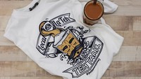 Di Singapura ada yang membuat aksesoris bertema teh tarik. Begitu juga dengan t-shirt bergambar teh tarik ini. Foto: Istimewa