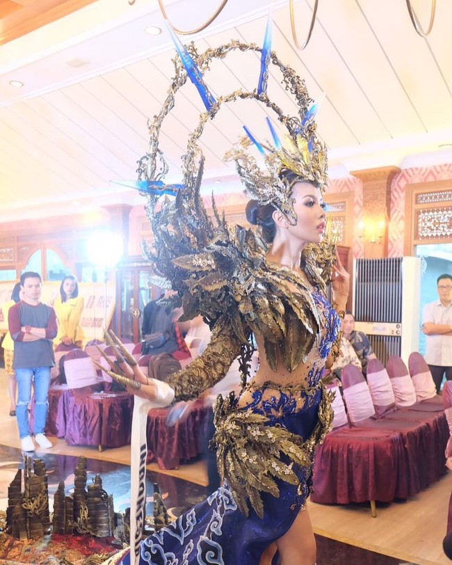 Kemegahan kostum juga terlihat pada bagian headpiece yang dipakai Dea Rizkita. (Dok. Instagram @morphaciobodyart)