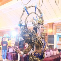 Kemegahan kostum juga terlihat pada bagian headpiece yang dipakai Dea Rizkita. (Dok. Instagram @morphaciobodyart)