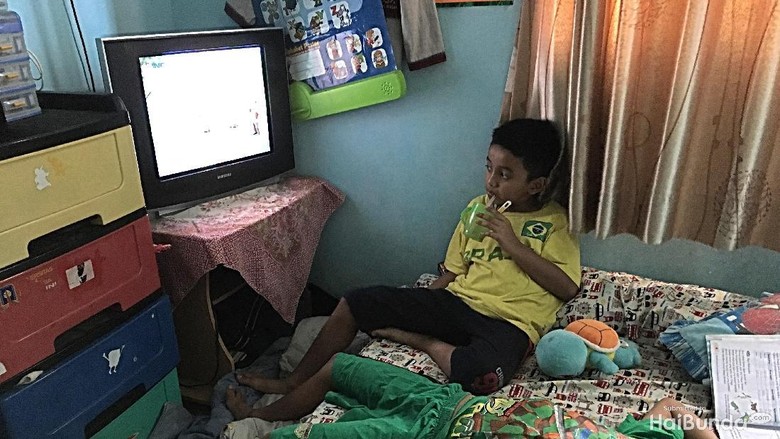 Ilustrasi anak nonton TV/ Foto: dok.HaiBunda Ilustrasi anak nonton TV/ Foto: dok.HaiBunda