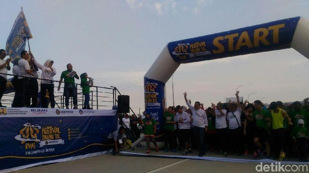 Ribuan Orang Ramaikan Festival di Tol Kualanamu-Sei Rampah.