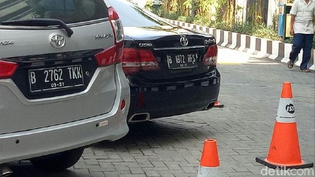 Crown B 1972 RFS terparkir di RS Premier kemudian keluar RS / 