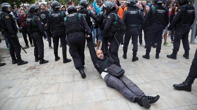 Rusuh di Barcelona, Warga Catalonia Diseret Polisi