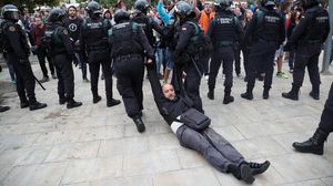 Rusuh di Barcelona, Warga Catalonia Diseret Polisi