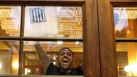 Seorang pria tampak menunjukkan kotak suara yang digunakan untuk referendum Catalonia (REUTERS/Yves Herman)