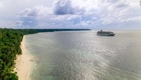 The World saat melintasi pantai di Indonesia. Tidak disebutkan nama pulau tempat The World ini melintas.