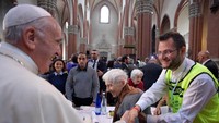 Suasana makan siang tampak berjalan akrab (Dok. Osservatore Romano/Handout via Reuters)