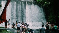 Kalau ingin pengalaman lebih seru, Anda bisa turun ke air terjun. Puaskan diri mandi di bawah aliran air terjun. Foto: Istimewa