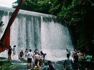 Serunya Makan Sambil Bermain Air Terjun di Resto Ini!