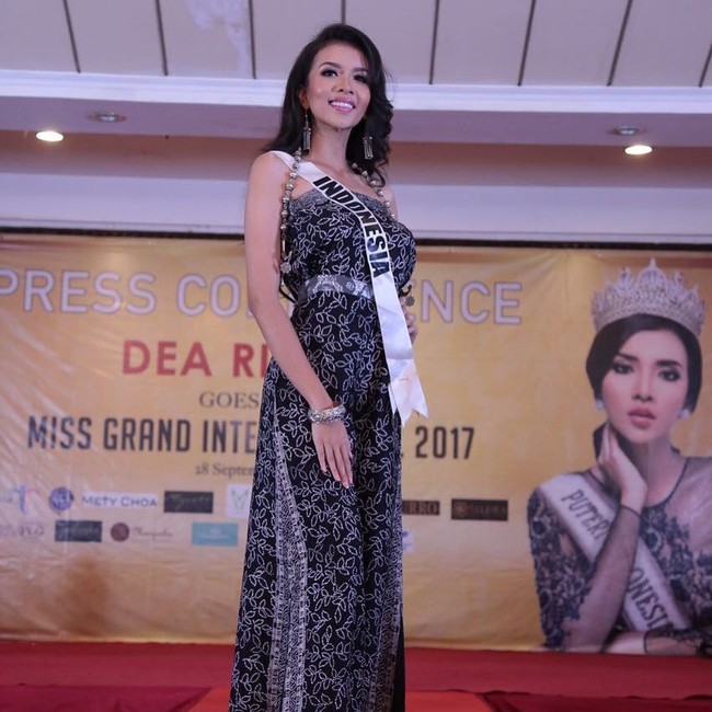 Dea Rizkita juga akan memakai dress batik dari Alleira bernuansa hitam-putih di Miss Grand International 2017. (Dok. Instagram @dearizkita)