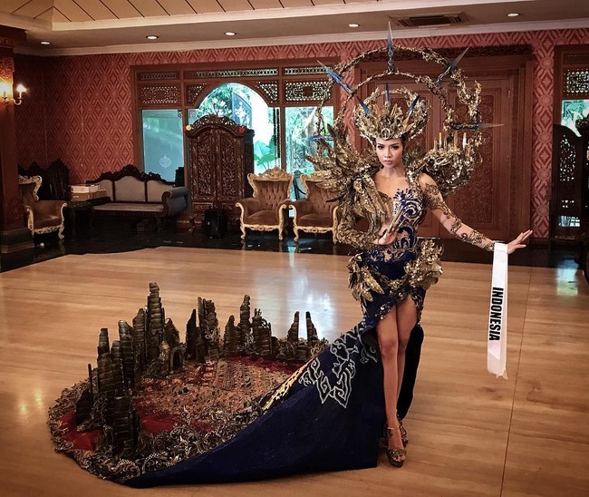 Kemegahan kostum Dea Rizkita terlihat pada detail yang begitu rumit terutama di bagian buntut gaunnya. (Dok. Instagram @dearizkita)