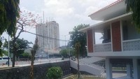 Batu pertama masjid ini diletakkan oleh Ahok. Saat Ahok ditahan, dia sempat menitipkan pesan ke Djarot untuk menuntaskan masjid ini. Masjid Al-Mubarokah ini rencananya akan diresmikan Gubernur DKI Jakarta Djarot Saiful Hidayat pada 3 Oktober besok. Ini merupakan salah satu agenda di penghujung masa jabatan Djarot (Foto: Novian/detikcom).