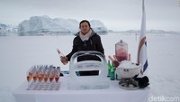 Bartender dengan gelas sampanye bersiap melayani warga The World.