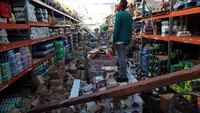 Barang dagangan yang rusak dan berantakan bagai kapal pecah di sebuah supermarket di Salinas, Puerto Rico.