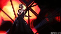 Aksi Bunga Citra Lestari saat tampil di Selebrita Awards 2017 pada Jumat malam. Foto: Hanif/detikHOT
