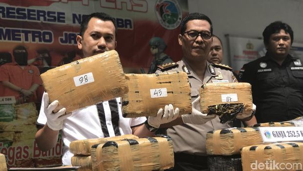 Kurir Ganja 'Jeruk' Ditangkap di Karawang