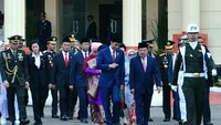 Upacara dimulai pukul 07.50 WIB, Minggu (1/10/2017). Pukul 07.59 WIB, Jokowi didampingi Wakil Presiden Jusuf Kalla (JK) memasuki lapangan upacara.