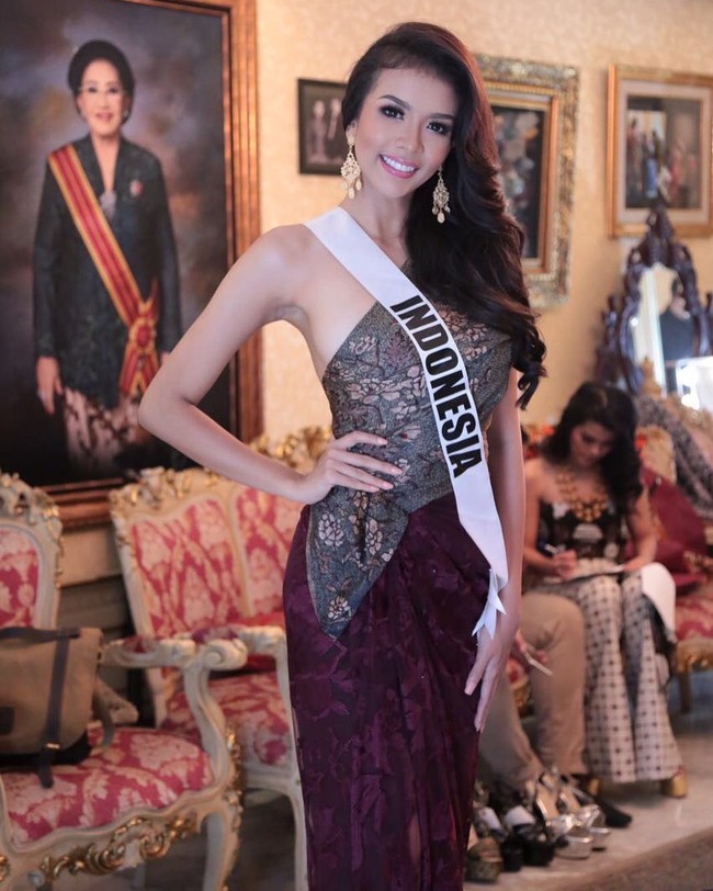 Selain menggunakan nasional kostum, ini merupakan penampilan Dea Rizkita ketika memakai evening gown rancangan Mety Choa. (Dok. Instagram @dearizkita)