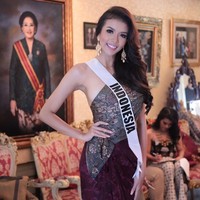 Selain menggunakan nasional kostum, ini merupakan penampilan Dea Rizkita ketika memakai evening gown rancangan Mety Choa. (Dok. Instagram @dearizkita)