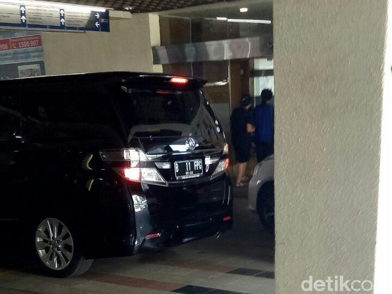 Mobil Novanto Angkut Sejumlah Barang dari RS Premier Mobil Novanto Angkut Sejumlah Barang dari RS Premier