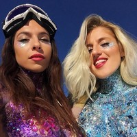 Menghias badan dengan glitter juga tren di 2017. Banyak wanita yang terobsesi melapisi tubuh mereka dengan glitter ketika menghadiri acara penting seperti Coachella. Menghias badan dengan glitter pastinya akan membuat kalian sukses menjadi pusat perhatian. Foto: ist.