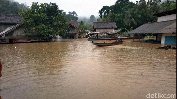 Sungai Cikaso Sukabumi Meluap, Ratusan Warga Dievakuasi