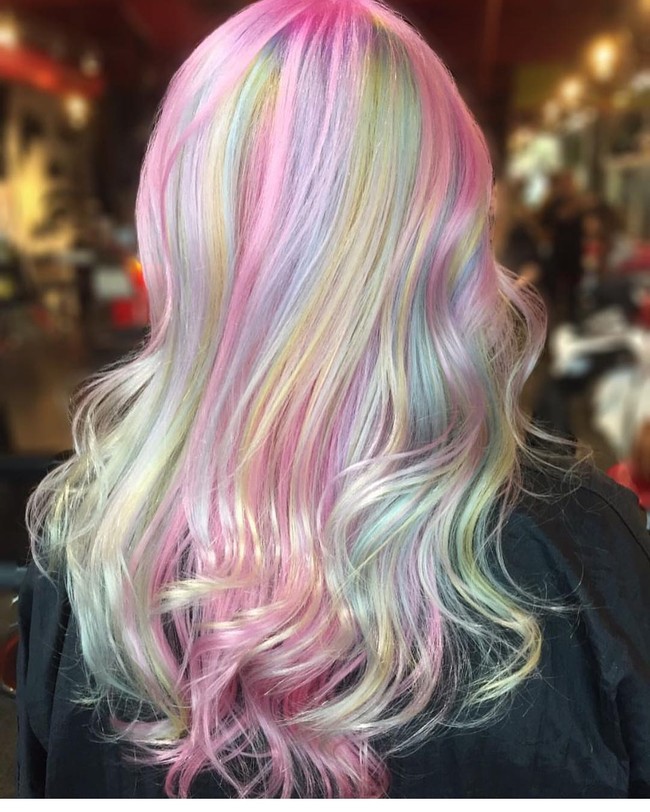 Mengecat rambut dengan warna-warna pastel seperti ini akan membuat kalian terlihat seperti cosplay yang sedang berdandan menyerupai unicorn atau little pony. Foto: Dok. Instagram