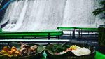 Serunya Makan Sambil Bermain Air Terjun di Resto Ini!