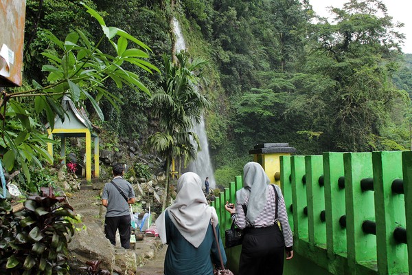 Namun wacana ini mendapat kritikan dari WALHI, karena Lembah Anai adalah rawan bencana dan membahayakan mengumpulkan orang di tempat rawan bencana. (Randy/detikTravel) Namun wacana ini mendapat kritikan dari WALHI, karena Lembah Anai adalah rawan bencana dan membahayakan mengumpulkan orang di tempat rawan bencana. (Randy/detikTravel)