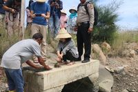 Bule-bule Ikutan Wisata Tangkap Kepiting di Aceh