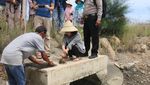 Bule-bule yang Girang Tangkap Kepiting di Aceh