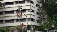 Gerak-gerik para pengendara lalu lintas ini dipantau lewat CCTV jenis PTZ (Pan-Tilt-Zoom). CCTV ini rencananya akan dipasang satu unit di setiap persimpangan. Satu unit PTZ ini mampu mencakup seluruh lokasi di persimpangan.