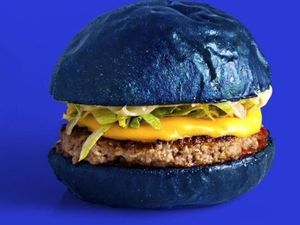 Burger Biru, Siapa Mau Cicip Burger Unik dari Paris Ini?