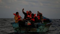Selfie jadi cara para imigran ini untuk merayakan operasi penyelamatan ini 