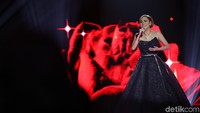 Bunga Citra Lestari tampil dengan dress panjang yang cantik. Foto: Hanif/detikHOT